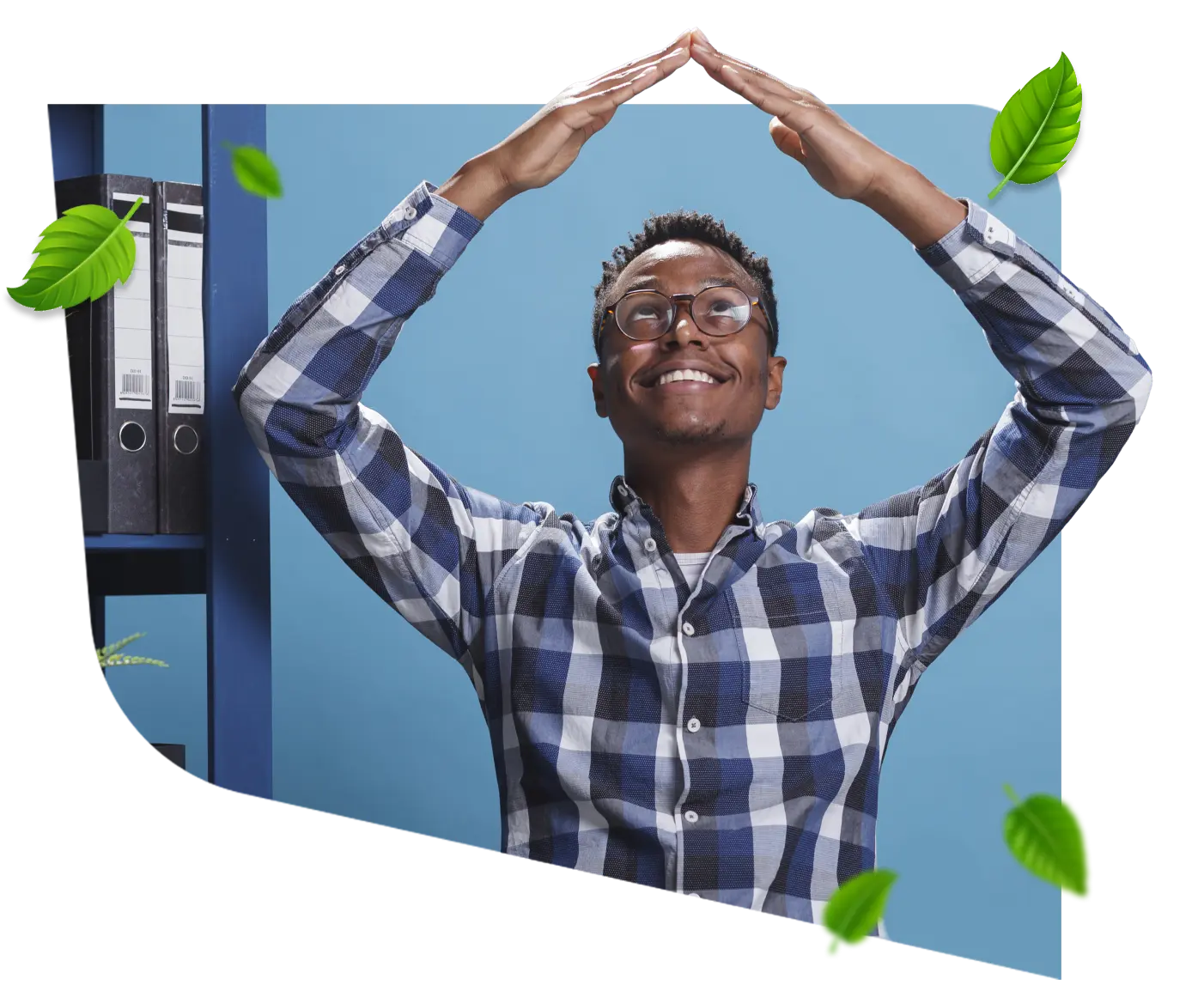 Jeune homme de couleur avec les mains et bras en l'air formant une représentation de toi de maison.