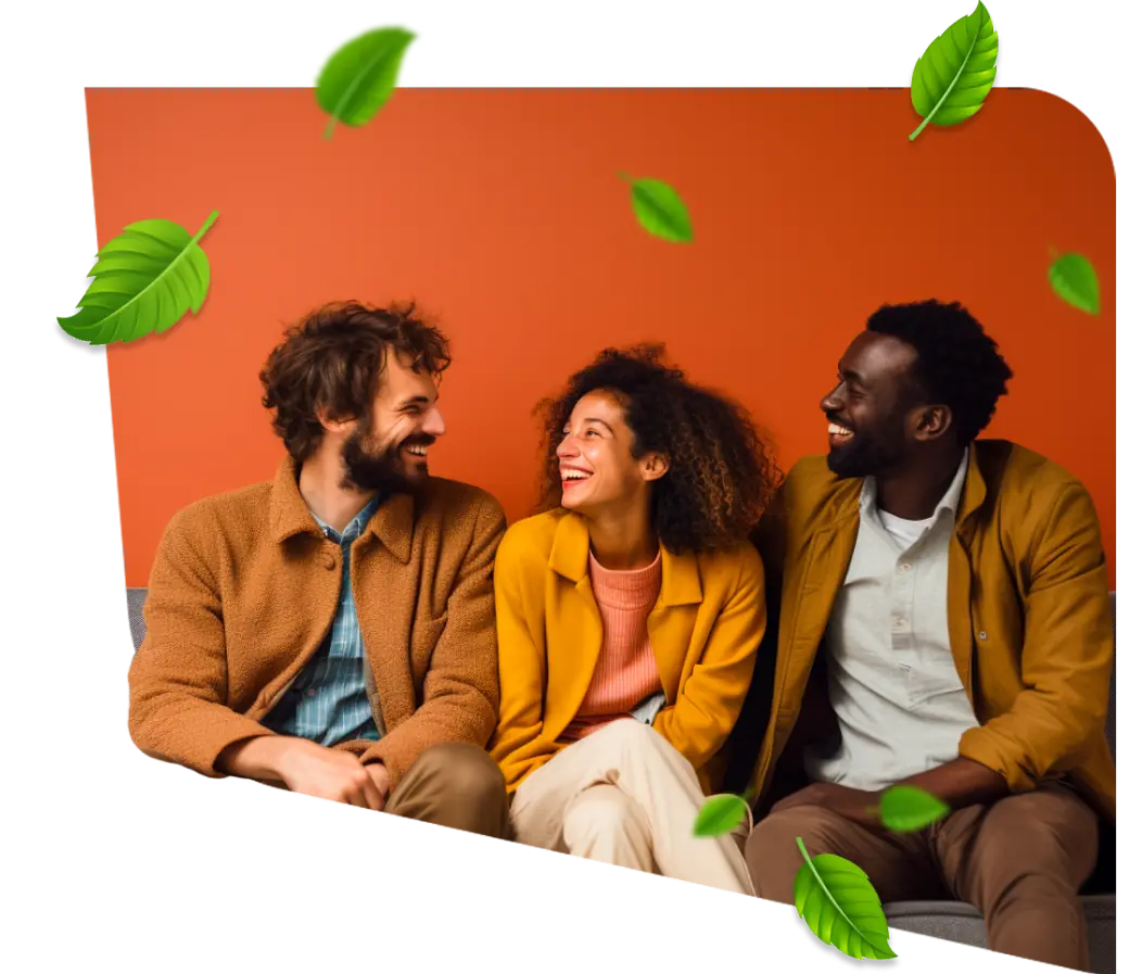 Deux hommes et une femme souriant assis sur un sofa.